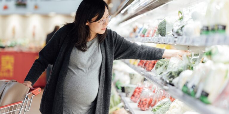pregnant woman grocery shopping