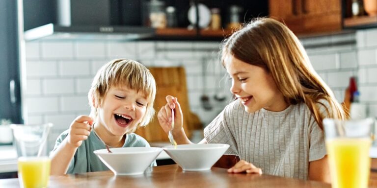 kids eating cereal at home in kitchen healthy cereals for kids